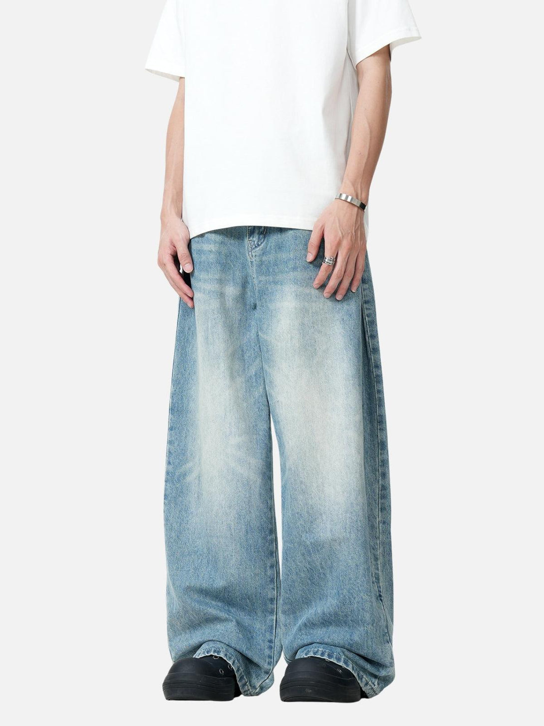 Model in TALISHKO barrel baggy jeans, emphasizing a trendy, oversized denim look.