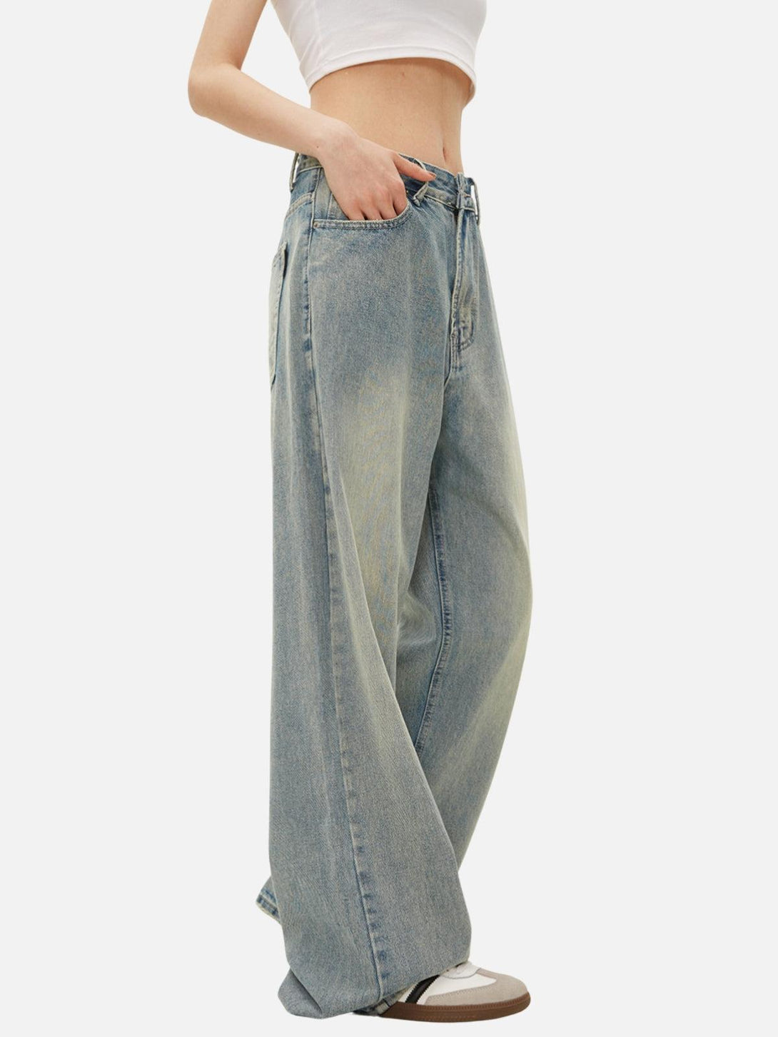 Model in TALISHKO basic loose jeans, emphasizing a wide-leg fit and laid-back style.