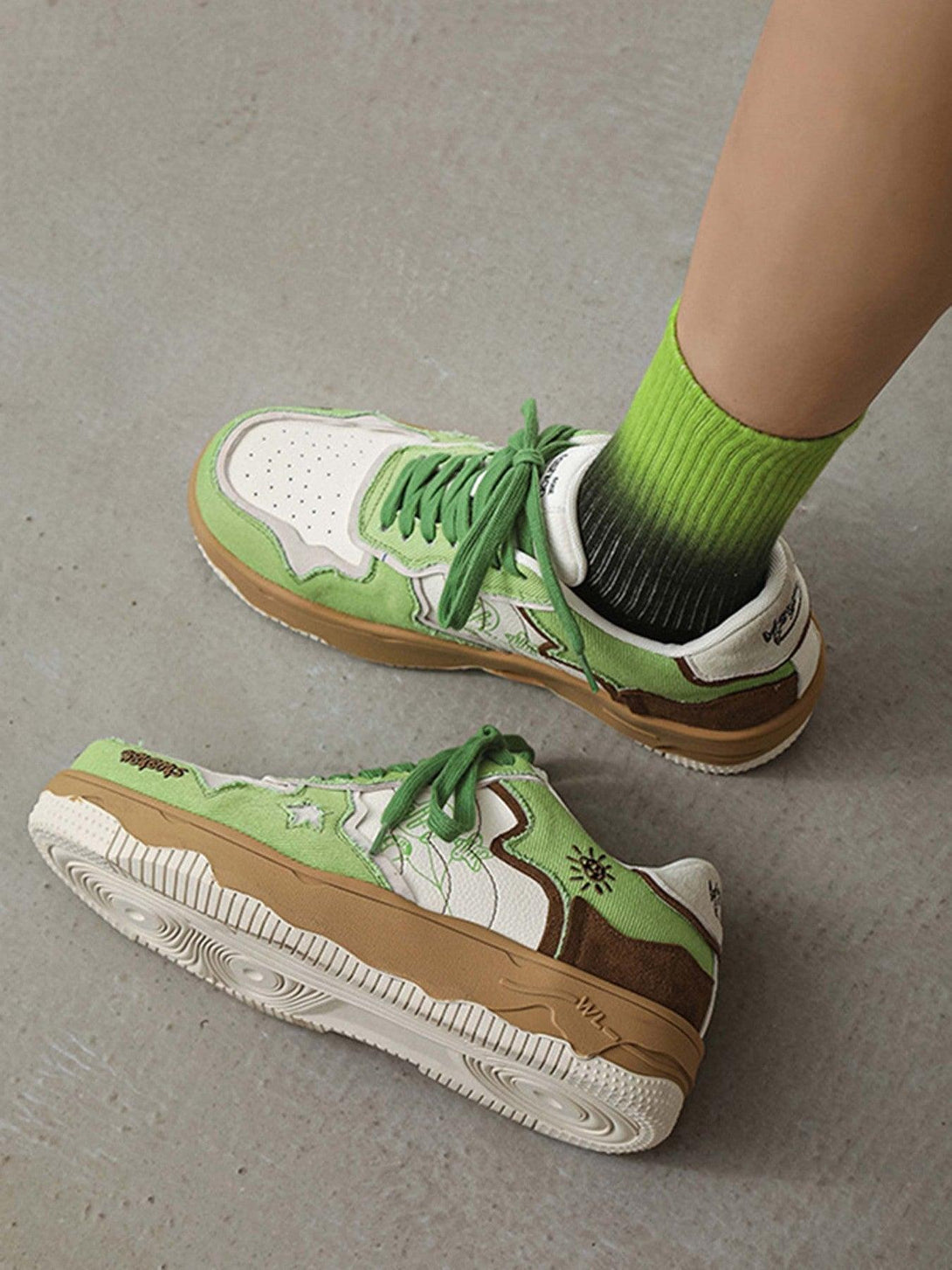 TALISHKO's green board shoes with thick soles, worn with gradient socks for a fresh style.