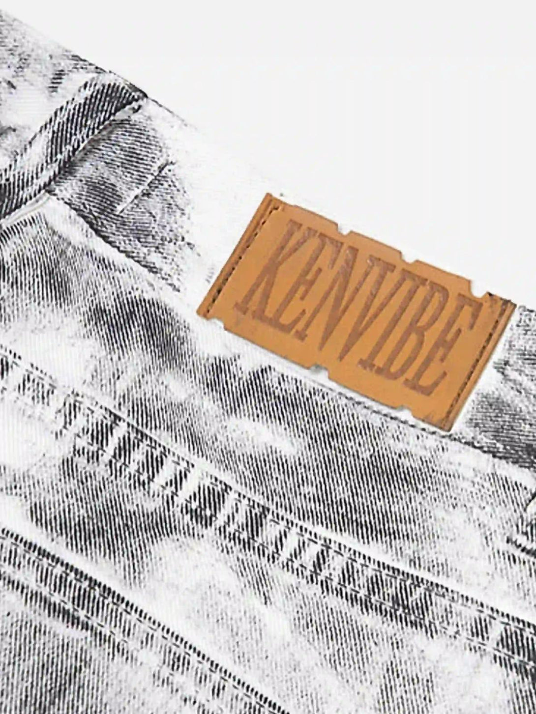 Focusing on the leather brand patch, TALISHKO's hip-hop style painted jeans offer unique flair.