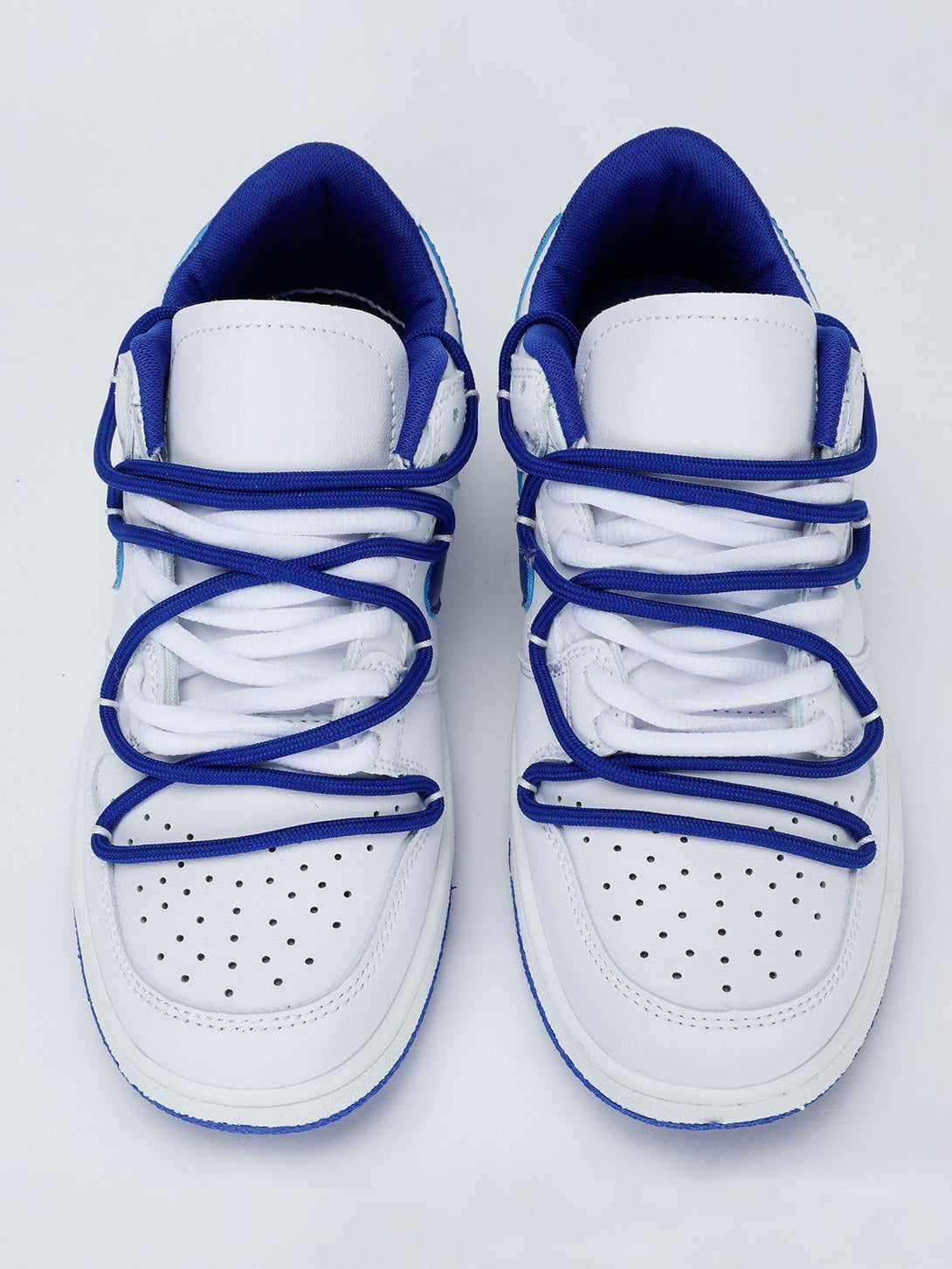 Top view of TALISHKO skate shoes in white with blue laces, ideal for a stylish look.