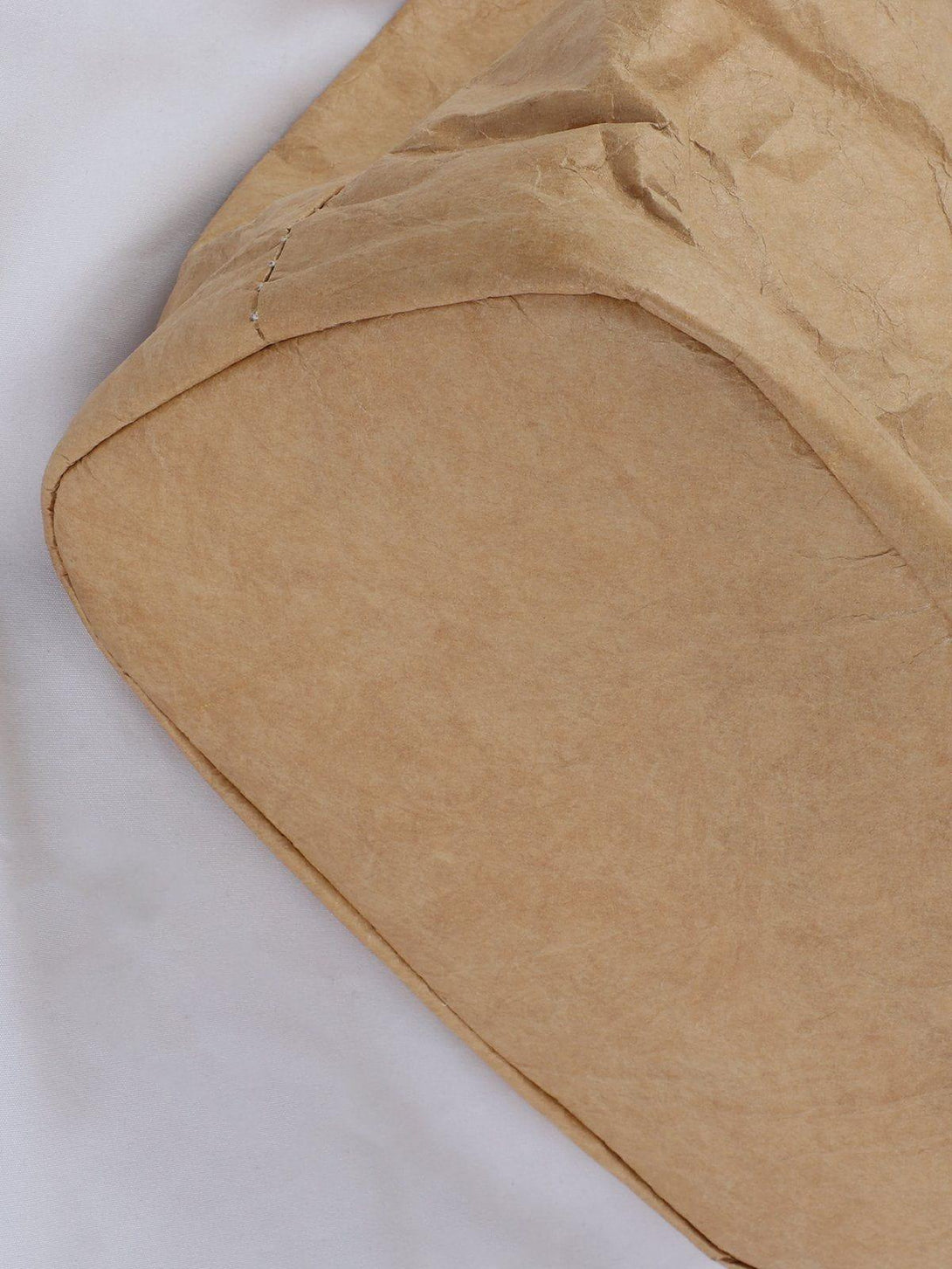 Focusing on the texture of TALISHKO's natural wrinkle waterproof kraft paper bag.