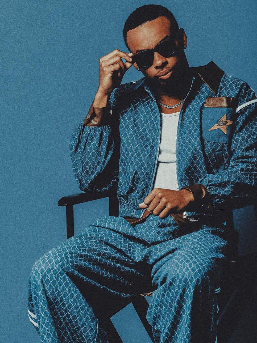 TALISHKO denim jacquard baggy jeans styled with a matching jacket, offering a vintage look.